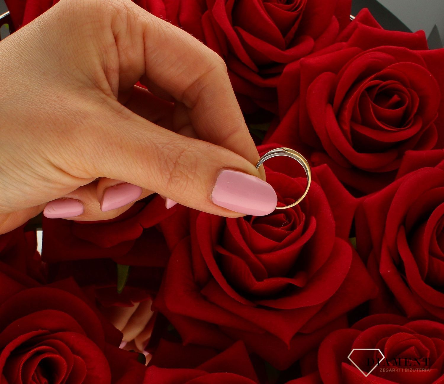 Złoty pierścionek 333 połączenie białego i żółtego złota PI 2110.  Złoty pierścionek  świetnie się sprawdzi na prezent z okazji urodzin, imienin czy rocznicy ślubu. Pierścionek można łączyć z inną biżuterią (1).jpg